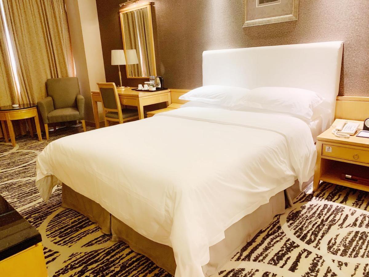 Guangzhou Baiyun Hotel Exterior foto A bed with a duvet
